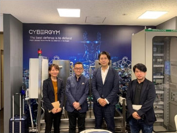 石原紀彦 代表取締役CEO（中央右）と早稲田大学イノベーション・ファイナンス国際研究所 樋原伸彦所長（中央左）